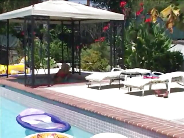 Peituda prostituta é fodida ao ar livre