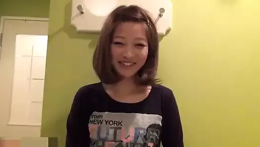 Японская девушка показывает свою киску