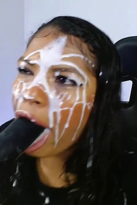 Głodna Ana wybucha spermą na swojej uroczej twarzy, gdy pieprzy się z maszyną do seksu