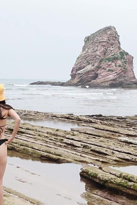 Chuva dourada na praia nudista