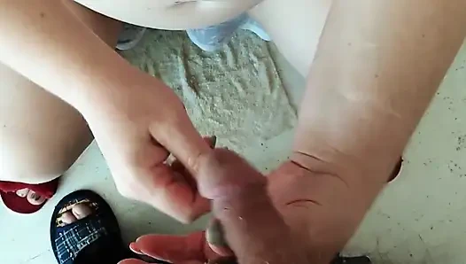 Tante semok kulit putih lagi asik nyepong kontol sampai dicrot di mulut 3