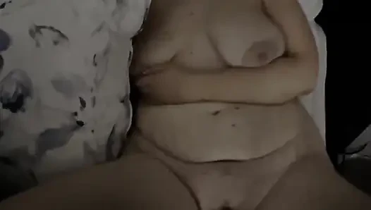 Sadece üvey anne sırılsıklam oluyor ve sikiliyor ve sonra sakso çekene kadar onu emiyor