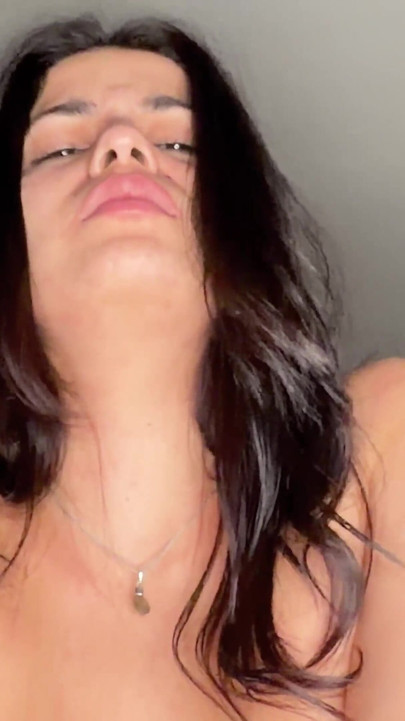 Qu’est-ce que tu fais, je croyais que tu étais mon mari ! Le beau-fils entre dans la chambre de sa belle-mère pour baiser ! Victoria León