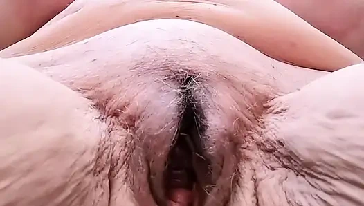 Sie bittet darum, in den Arsch gefickt zu werden