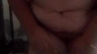 Rijpe stiefmoeder past lingerie en stuurt de video naar haar stiefzoon
