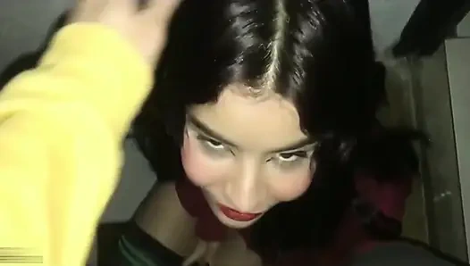 Ich komme im zimmer meiner stiefschwester an und sie gibt mir einige leckere blowjobs, bis sie meine milch schluckt