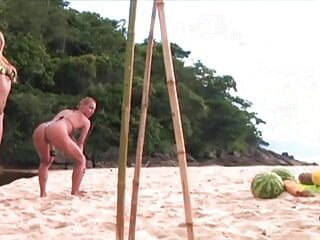Depois de festejar em uma praia essas loiras usam um grande brinquedo sexual uma na outra
