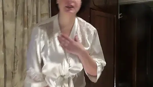 Ibu rumah tangga seksi dengan jubah putih sumer putus asa untuk kencing lama dan daripada kencing di gelas