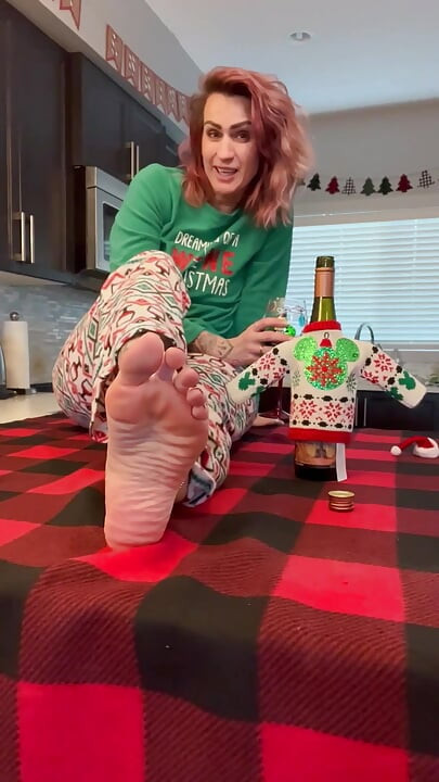 Xmas With Gwen & Her Soft, Delicious, Gorgeous Feet