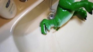 T-rex krijgt een douche!