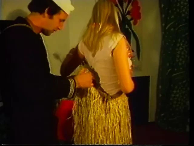 Marinaio vintage scopa una bionda arrapata dopo un pompino perfetto