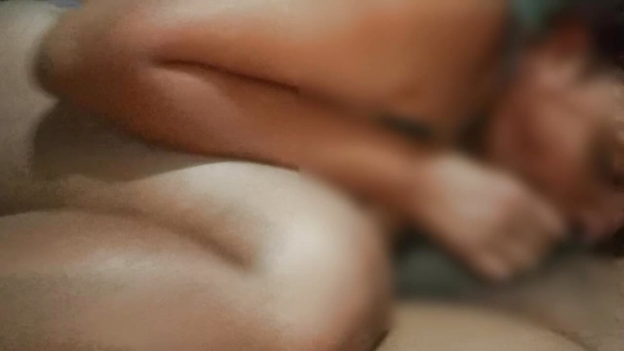 Bruneta cu curul mare al vecinului meu îmi oferă o muie atât de grozavă