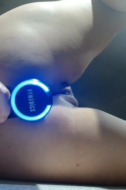 Seks mašina jebe moj mali uski šupak