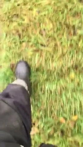Spacer w gumofilcach worker at work and work shoes