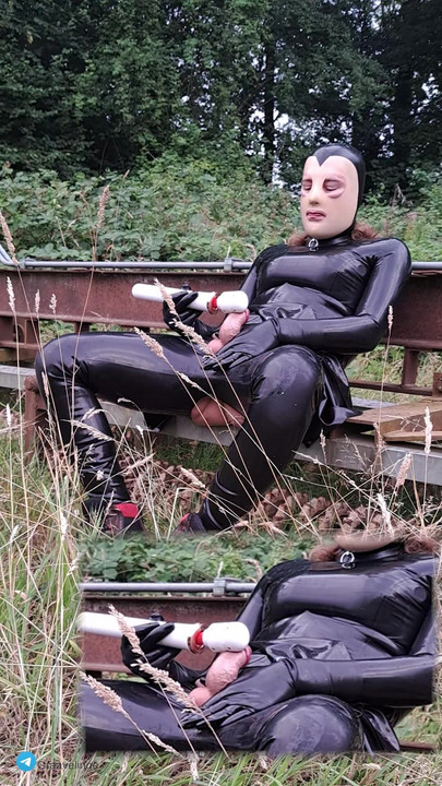 乳胶服娘娘腔在户外用振动器射精