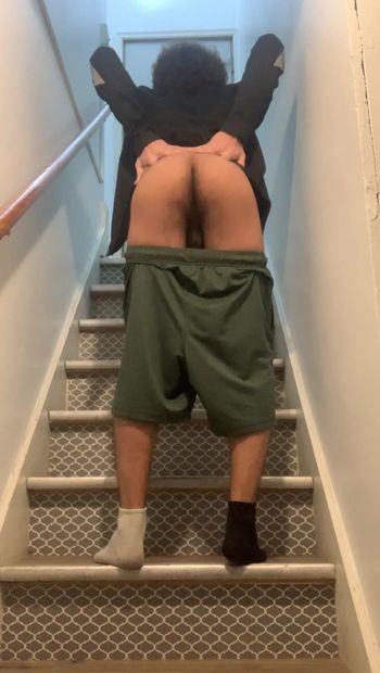 Opuszczam szorty i pokazujem tyłek na schodach