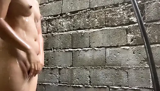 Tonton aku lagi mandi sambil fingering memekku