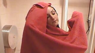 Удивительная французская крошка с фигуристым телом обожает трахаться перед сном