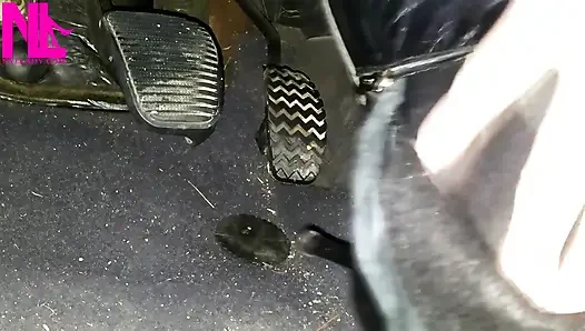 Pedal memompa dan unzipping sepatu bot kulit hitamku dengan sepatu hak tinggi