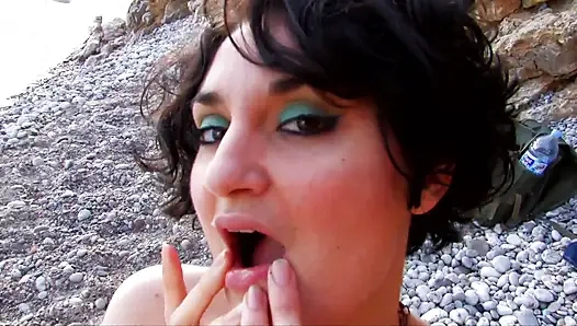 Французскую брюнетку выебал на пляже жесткий член