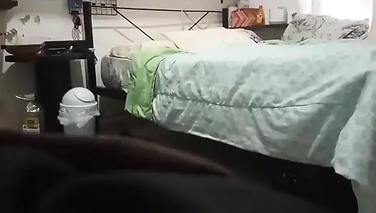 Cep telefonunu odama sakladım, çok ateşli ve onu izlemek için büyük bir götü var