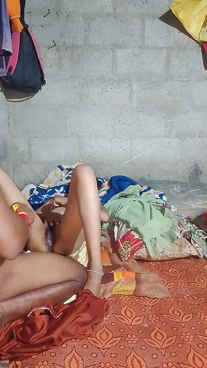 Bhabi ka aaj night pe chut pe pel pel kar pani nikal diya