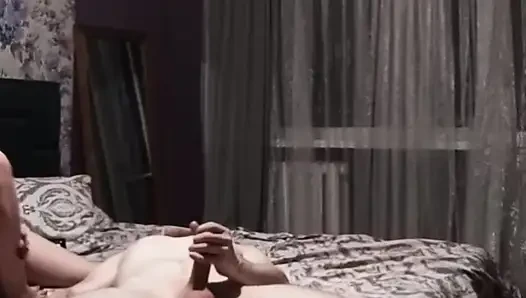 Красивая сука развлекается с членом парня