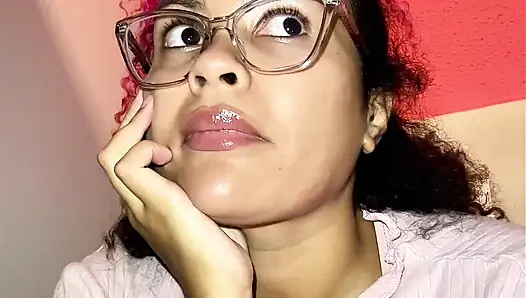 Gadis gassy kamar mandi umum berusaha menahannya tapi kentut dengan keras