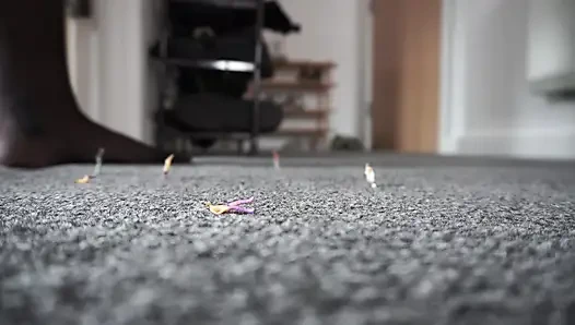 Riesin spielt Versteck mit geschrumpften kollegen