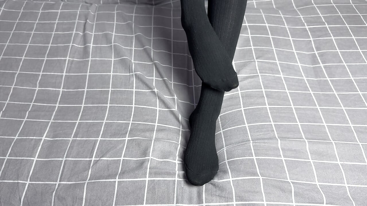 長い黒い靴下を履いたあなたとご主人様だけで