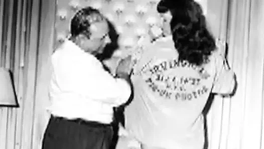 Невероятно сексуальная винтажная брюнетка в течке