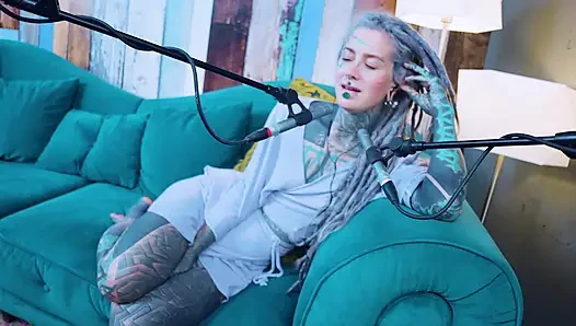 Ich spreche über R - Relief - ASMR podcast SFW spricht goth dünnes mädchen dreadlocks tattoo-modell inked mädchen