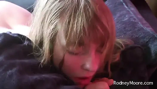 Kıllı doğal tatlı teddy snowflower amcığıyla oynuyor