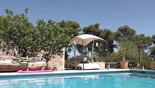 Sex am pool mit blonder MILF mit dickem arsch