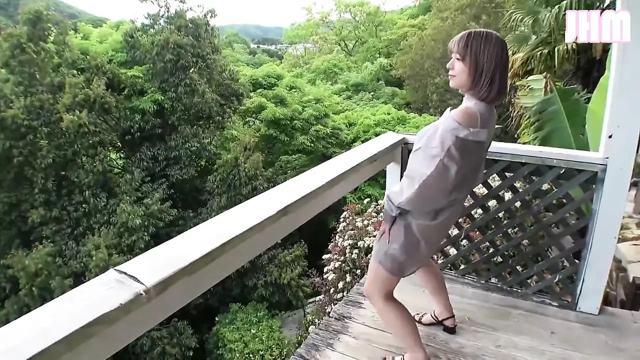 一个苗条的美女探索Freedom在夜空下寻找安静的释放