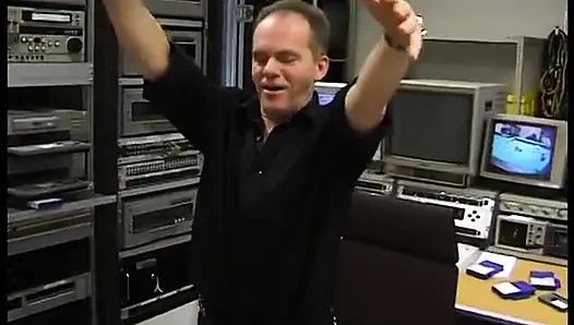 Зрелая блондинка сосет его член