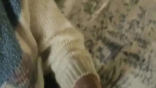 Хорошая девушка в нейлоне, игра с членом и яйцами муженька