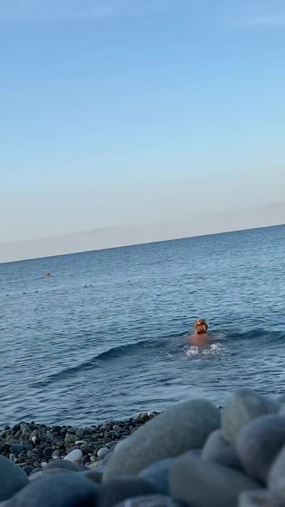 مونيكا فوكس تسبح عارية في البحر | مقطع 1