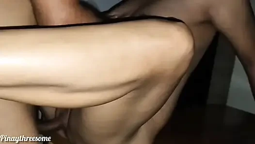 Неверная жена в настоящем домашнем видео принимает вечеринку с ее мужем