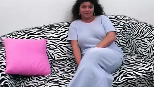 Esmer kadın deliklerini boncuk ve dildolarla dolduruyor