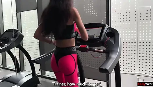 Großzügiger Trainer hilft Katty West, nach dem Training ein Eichhörnchen zu bekommen – Analsex