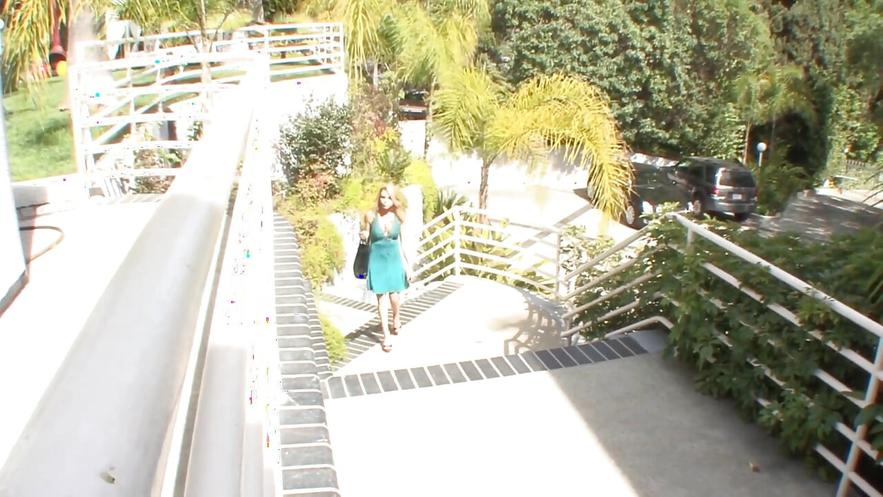 Chodne layak sauteli mammi pyari kamsin ke sath choot chat rahi aur chehre par baith rahi hai