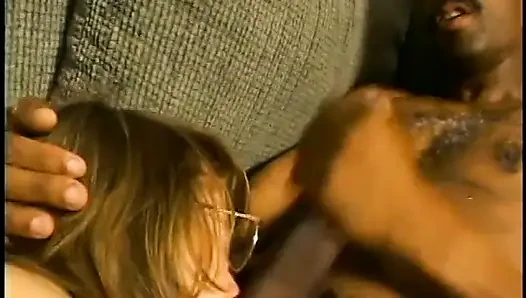 Die neugierige junge schlampe Kailee zeigt ihrer mitbewohnerin Rebecca Starr, dass sex mit riesigem schwanz von mr. 18 Zoll so abschreckend ist