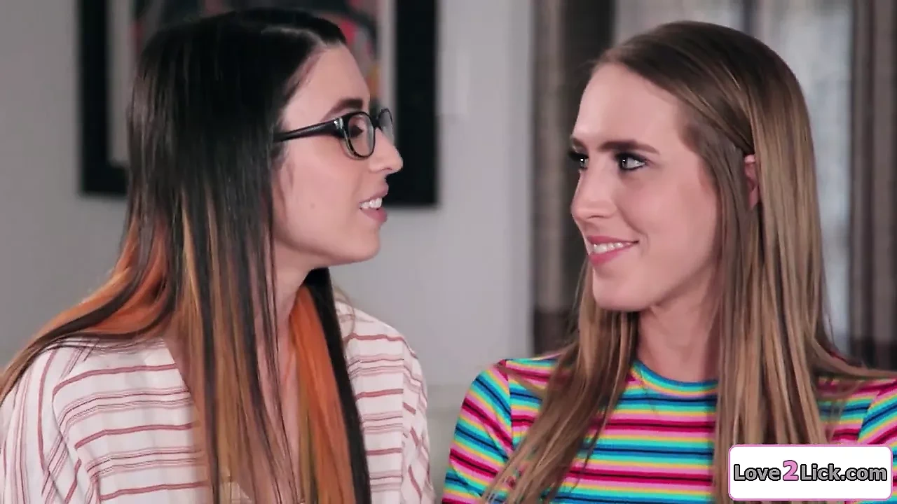 娇小的女同性恋被一个小奶子金发女郎包围和指交