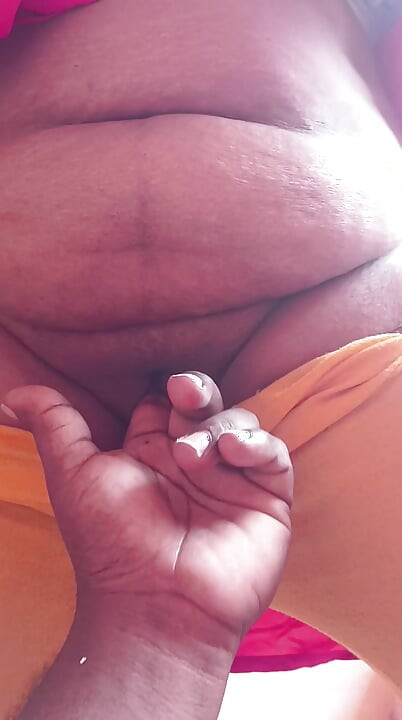 Tamil aunty molai irruthu pall eduthu pundaikul viralai vittu attum katchi