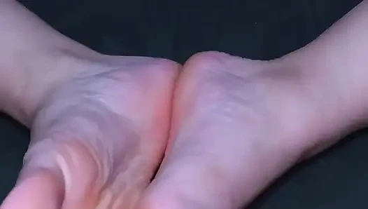 Kız arkadaşımın ayakları, tabanları, vajinası ve göğüsleri