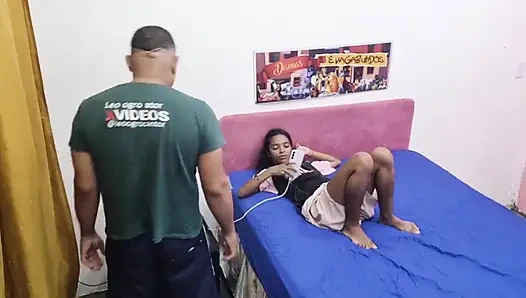 Dünner asiatischer Teenager in 100 % Analverkehr mit Leo Ogre