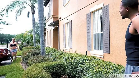 Pasangan yang bertukar pasangan menggoda tetangga