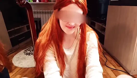 Üvey baba üvey kızını otururken yarak emiyor Git onu kanepede sik