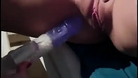 Cewek hot rambut cokelat ngentot pacar rambut pirangnya pakai dildo